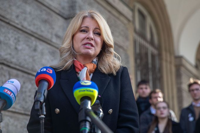 Zuzana Čaputová před Filozofickou fakultou v Praze