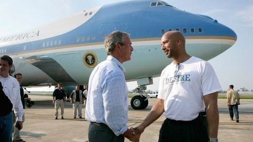 Starosta New Orleans Ray Nagin se zdraví s prezidentem Georgem Bushem.