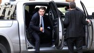 Poslední se na pondělní konzultaci za prezidentem Pavlem dostavil předseda Motoristů Petr Macinka. Jazýček na vahách se svými 13 poslanci přijel stylově v americkém osmiválci RAM.