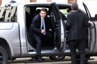Poslední se na pondělní konzultaci za prezidentem Pavlem dostavil předseda Motoristů Petr Macinka. Jazýček na vahách se svými 13 poslanci přijel stylově v americkém osmiválci RAM.