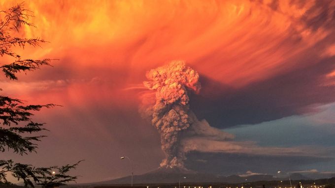 Erupce vulkánu Calbuco na jihu Chile, který se k životu probudil po půl století.