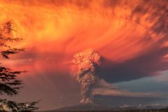 Vulkán ožil po půl století, z domovů vyhnal tisíce lidí