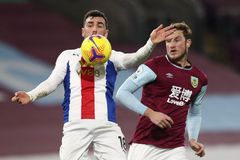 Hráči Burnley oslavili první výhru po návratu do Premier League. Vydra byl na lavičce