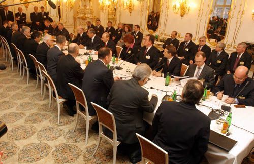 Jednání delegací v Zrcadlovém sále Pražského hradu