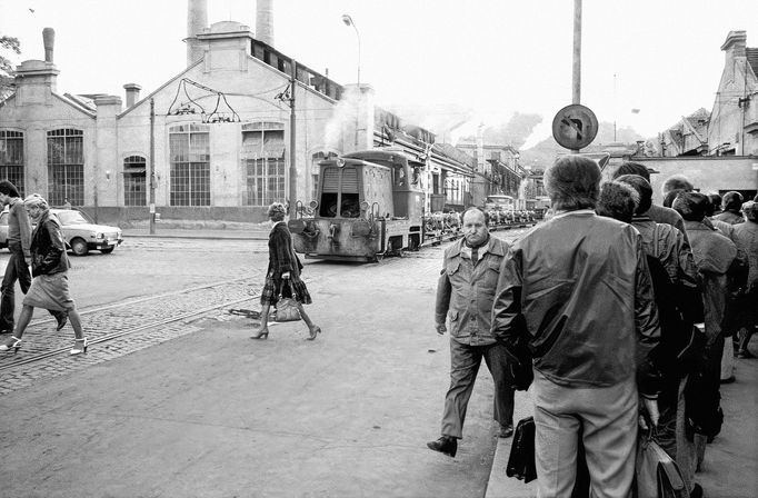 Fotografie z historie výrobního závodu Tatra Smíchov v Praze.