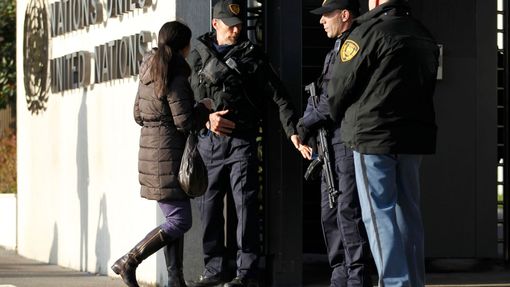 Ochranka se samopaly před evropským ústředím OSN v Ženevě. Švýcarsko v kantonu zvýšilo bezpečnostní opatření kvůli pátrání po lidech napojených na teroristy.