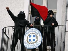 Anarchisté na balkoně řeckého generálního konzulátu v Berlíně