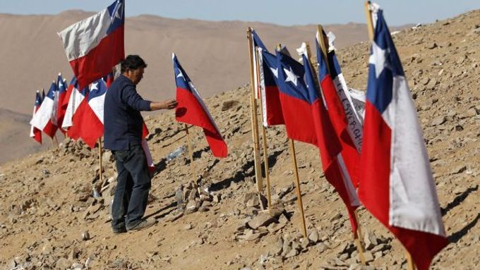 Příbuzní horníků uvězněných v dole vztyčili na svahu nad šachtou třiatřicet chilských vlajek