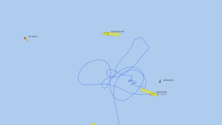 Video, které řeší celý svět. Takto loď obkreslila "obří penis" před blokací Suezu