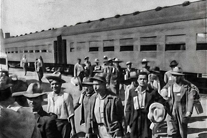 První "braceros" přijíždějí vlakem do Los Angeles v roce 1942 v rámci programu Bracero, který řešil nedostatek pracovních sil během 2. světové války.
