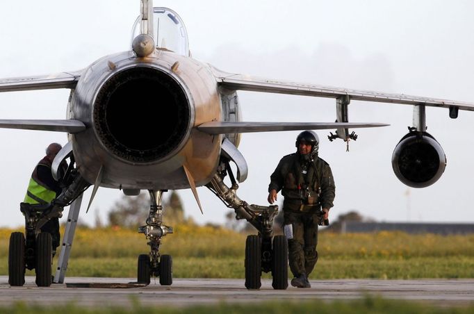 Pilot jedné ze dvou stíhaček, které přistály na Maltě. Jedná se o libyjské dezertéry, kteří odmítli bombardovat lidi, protestující proti Kaddáfímu.