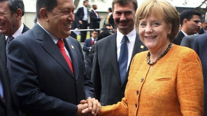 German Chancellor Angela Merkel shakes hands with Venezuela's President Hugo Chavez as they leave the official photo session of the European Union-Latin America and Caribbean Summit (EU-Latam) in Lima, May 16, 2008. REUTERS/Miraflores Palace (PERU). FOR EDITORIAL USE ONLY. NOT FOR SALE FOR MARKETING OR ADVERTISING CAMPAIGNS.