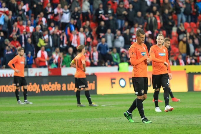 Smutní hráči Viktorie po v zápase nadstavby Slavia - Plzeň