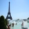 Turisté se osvěžují i ve fontáně u Eiffelovy věže. Ve Francii vrcholí vlna extrémních veder