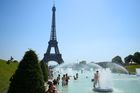 Turisté se osvěžují i ve fontáně u Eiffelovy věže. Ve Francii vrcholí vlna extrémních veder