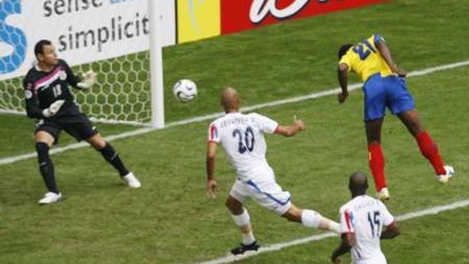 Carlos Tenorio z Ekvádoru (vlevo) dává gól do sítě kostarického gólmana Jose Porrase.