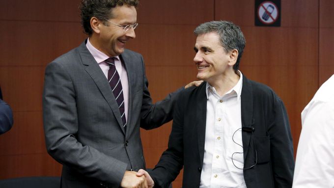 Šéf euroskupiny Dijsselbloem si podává ruku s řeckým ministrem financí Tsakalotosem.