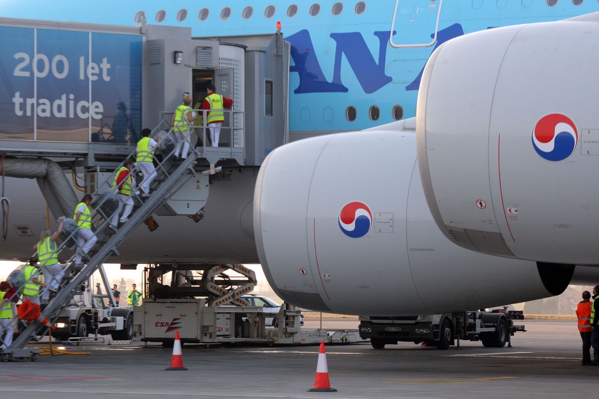 Airbas 380 přistál v Praze
