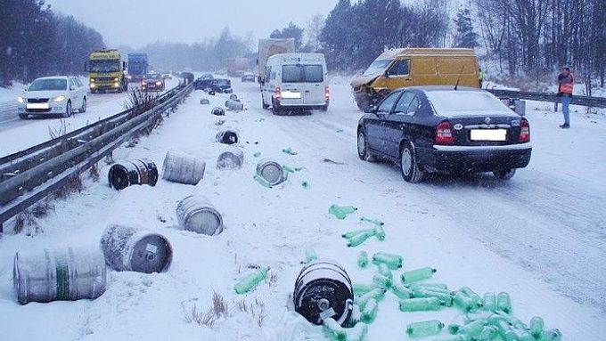 Sníh komplikuje na dopravu na mnoha místech republiky (ilustrační foto).