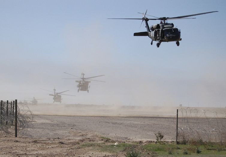 Americké vrtulníky vzlétají ze základny v Iráku
