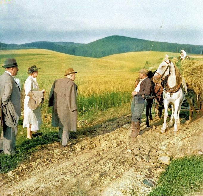 Prezident Edvard Beneš s manželkou při návštěvě Moravy v kraji bratří Mrštíků v roce 1947. Kolorováno