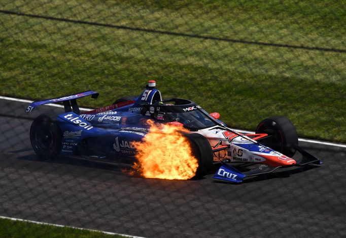 Hořící vůz Jamese Davisona ve 104. ročníku závodu Indy 500