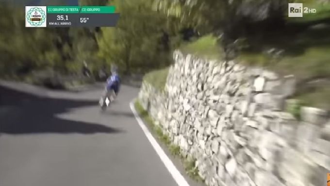 Pád Laurense De Pluse při cyklistickém závodu Kolem Lombardie