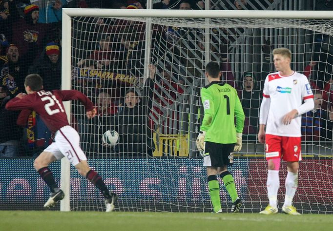 Fotbal, Sparta - Plzeň: David Lafata - Matúš Kozáčik