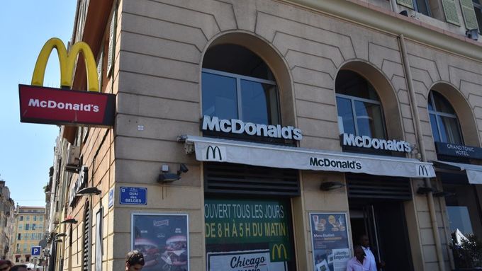 Protest v Marseille na podporu restaurace McDonald's, kterou chtějí zavřít.