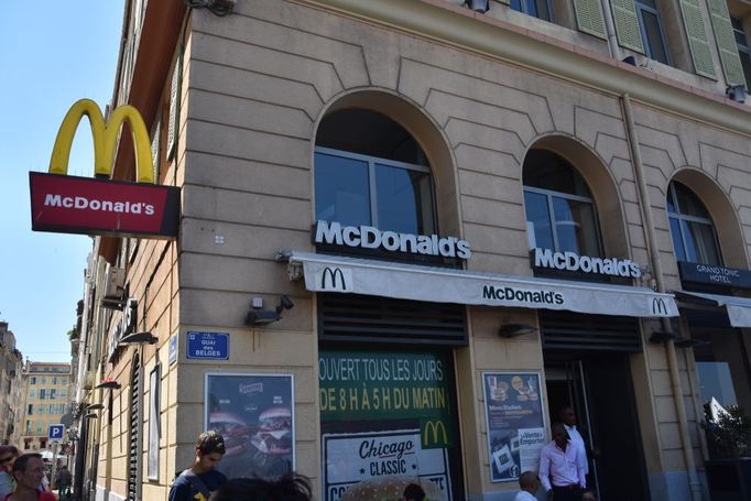 Protest v Marseille na podporu restaurace McDonald's, kterou chtějí zavřít.