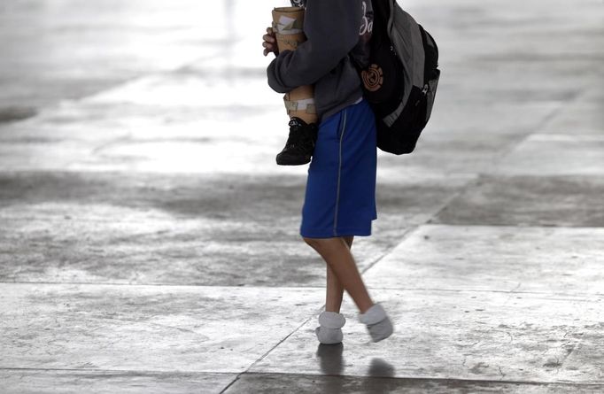 Gabriel Muniz, 11, carries his prosthesis in school in Campos dos Goytacazes, 274 kilometres (170 miles) northeast of Rio de Janeiro August 23, 2012. Despite being born with malformation of his feet, fourth grader Gabriel puts in hours into soccer everyday in his neighbourhood. He aspires to be a professional soccer player just like his idol Argentina's Lionel Messi of Barcelona FC. REUTERS/Ricardo Moraes (BRAZIL - Tags: SPORT SOCCER SOCIETY HEALTH) Published: Srp. 24, 2012, 2:26 dop.