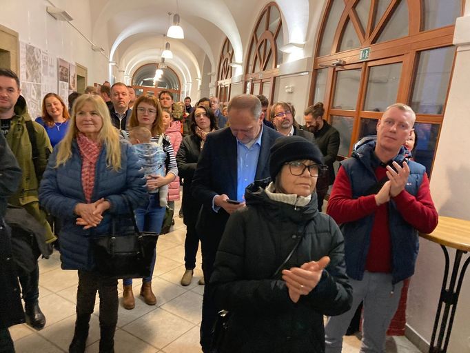 O výstavu oceněných architektonických návrhů rekonstrukce bývalé věznice byl v Uherském Hradišti velký zájem, na vernisáž přišla řada lidí.