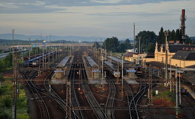 Nádraží Ostrava-Svinov je jedním z nejvytíženějších v České republice. Ve všední dny tudy projedou stovky vlaků a tisíce cestujících. V den stvánky kolem 5.00 ráno zeje prázdnotou