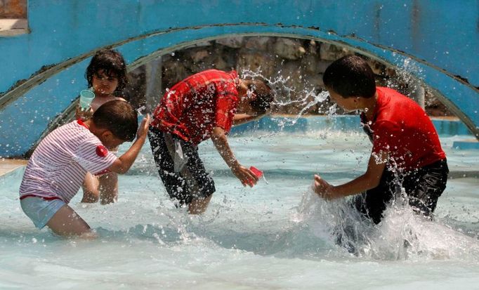 Horko je i i malým Palestincům. Tentokrát tedy to skutečné, nikoli společenské. Chlapci si hrají v bazénku v obci Albathan poblíž Náblusu na západním břehu Jordánu, teploty se drží kolem 38 stupňů Celsia.