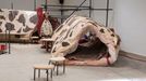 Snímek z benátské instalace díla Srdce žirafy v zajetí je o dvanáct kilo lehčí.