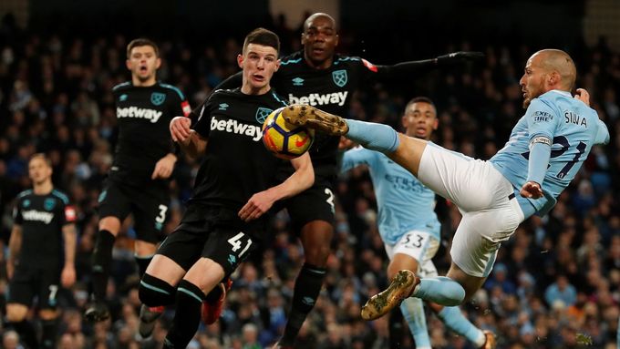 David Silva dává gól Manchesteru City v utkání s West Hamem