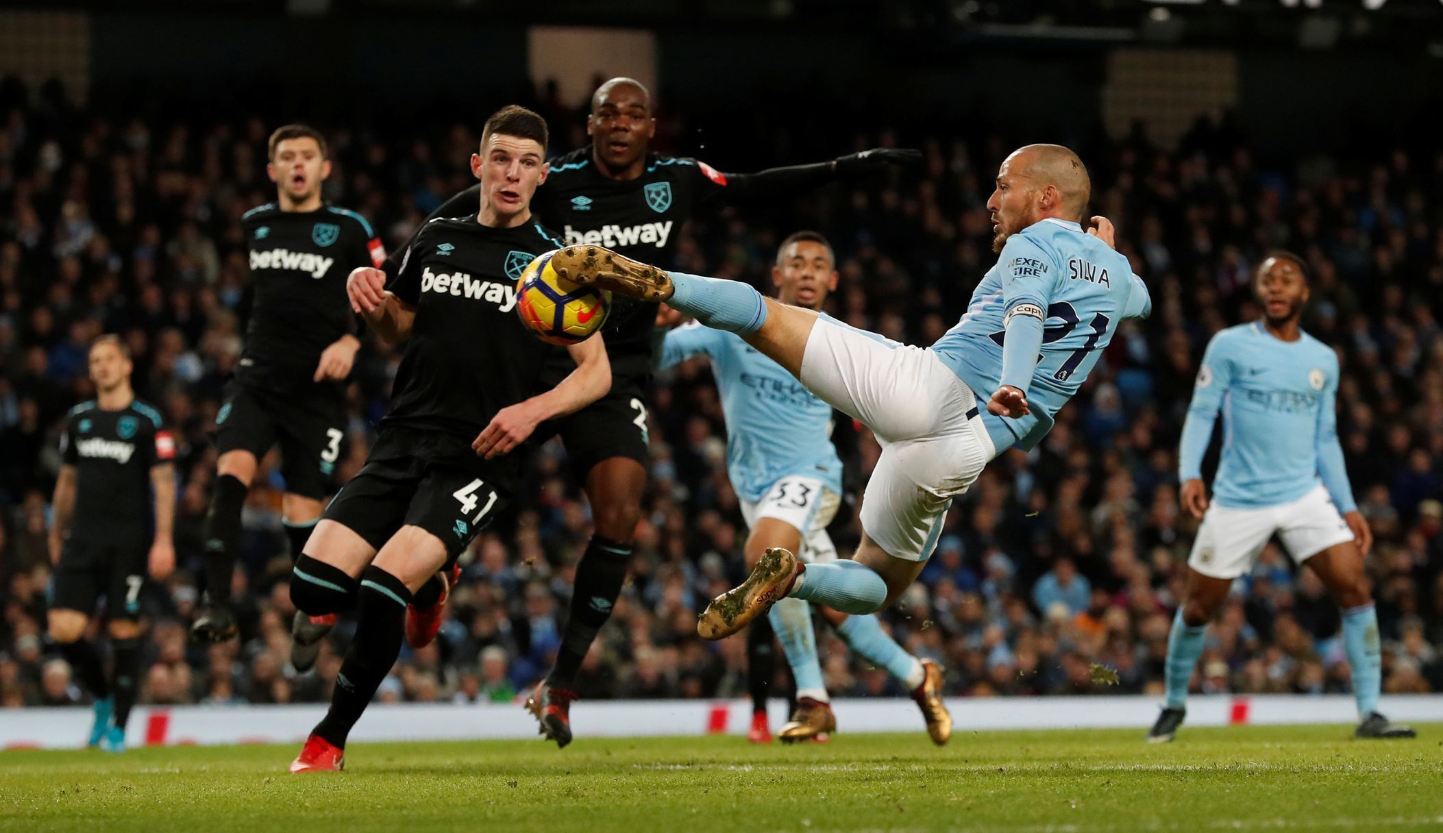 David Silva dává gól Manchesteru City v utkání s West Hamem