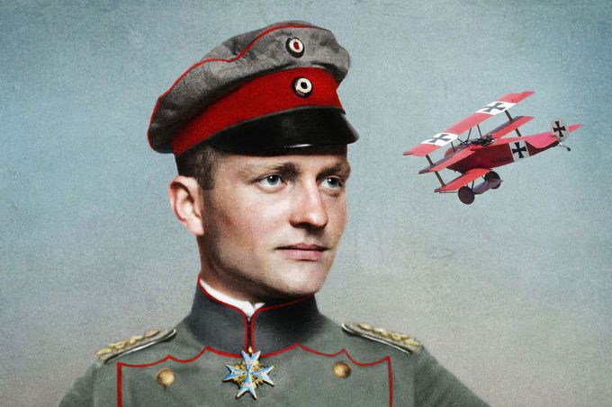 Stíhací eso německého letectva Manfred von Richthofen alias Red baron na kolorizované fotografii z éry první světové války.