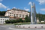 Luhačovice se nachází ve Zlínském kraji a jejich vstupní branou je kruhové náměstí s fontánou a hotelem Palace, který nabízí léčebné procedury pod jednou střechou.