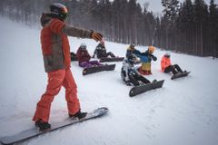 Video: Soustředění na ledovci? Ale kdeže, Samková učí U Slona nové naděje. A přitom obdivuje biatlon