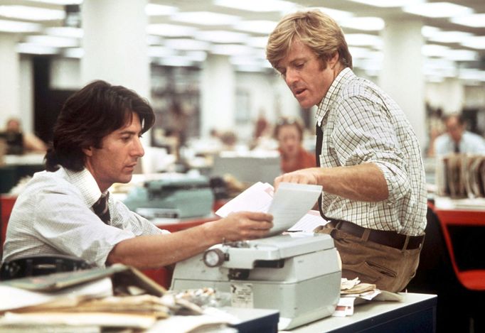 Robert Redford (vpravo) a Dustin Hoffman ve scéně z filmu "Všichni prezidentovi muži" z roku 1981, který pojednával o aféře Watergate.