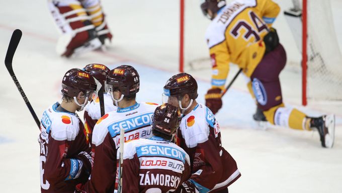 Hráči hokejové Sparty se radují po gólu vstřeleném do sítě nováčka z Jihlavy