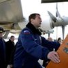 Dmitrij Medveděv jako pilot bombardéru