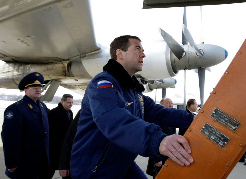 Dmitrij Medveděv jako pilot bombardéru