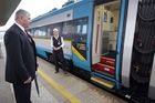 Po nástupu hejtmana Jaroslava Palase k uvítání se otevřely dveře a vlak nabral dvě minuty zpoždění.