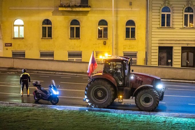 Protest části zemědělců s traktory v Praze na magistrále a před ministerstvem zemědělství, 19. 2. 2024.