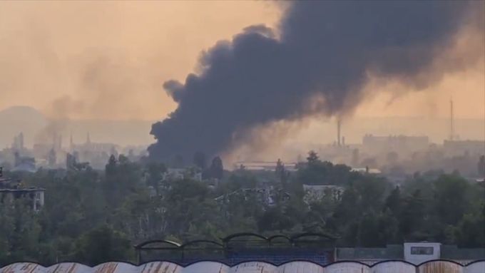 Z chemického závodu Azot v Severodoněcku stoupá dým, skrývají se v něm stovky civilistů