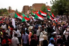 Krev za krev, křičí Súdánci. V zemi pokračují protesty, sedm lidí zemřelo