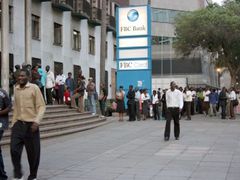 V Harare dnes prakticky nenajdete bankomat, u něhož by se nestála alespoň půlhodinová fronta. Lidé přitom nemohou vybírat ze svých účtů víc než v přepočtu dva americké dolary na den.