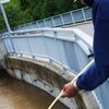Obyvatel zaplavených Brozánek starostlivě měří stoupající vodu. Zjistil, že za hodinu její hladina vzrostla o 10 cm.